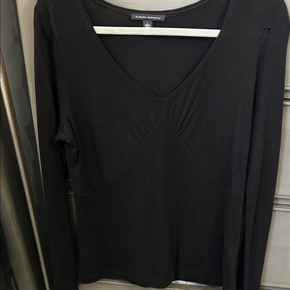 💰 3 for $20 Banana Republic Black V-Neck sweater